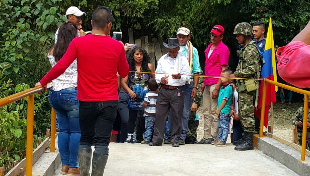 Ante la falta de apoyo de alcaldía y gobernación, comunidad construye puente vehicular en zona rural de Planadas