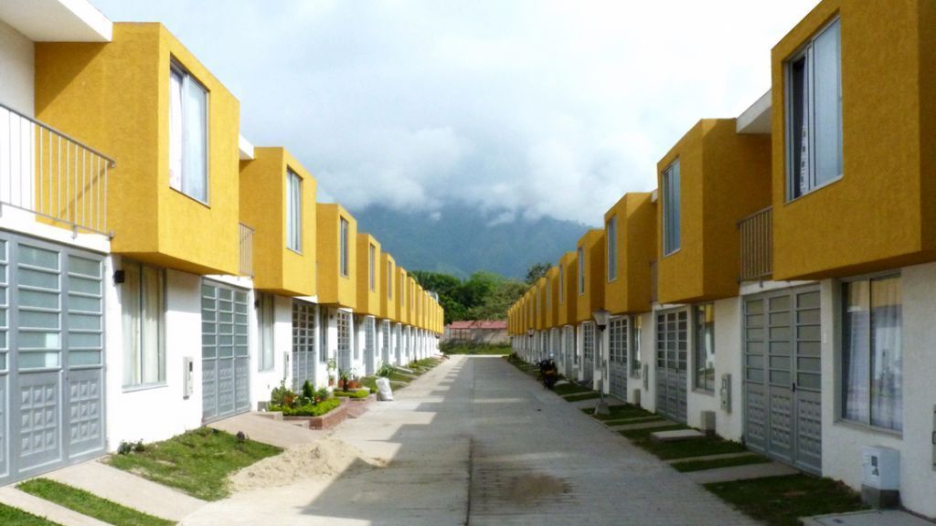 Alcaldía y Constructora Ospinas firman acuerdo para construcción de viviendas VIP