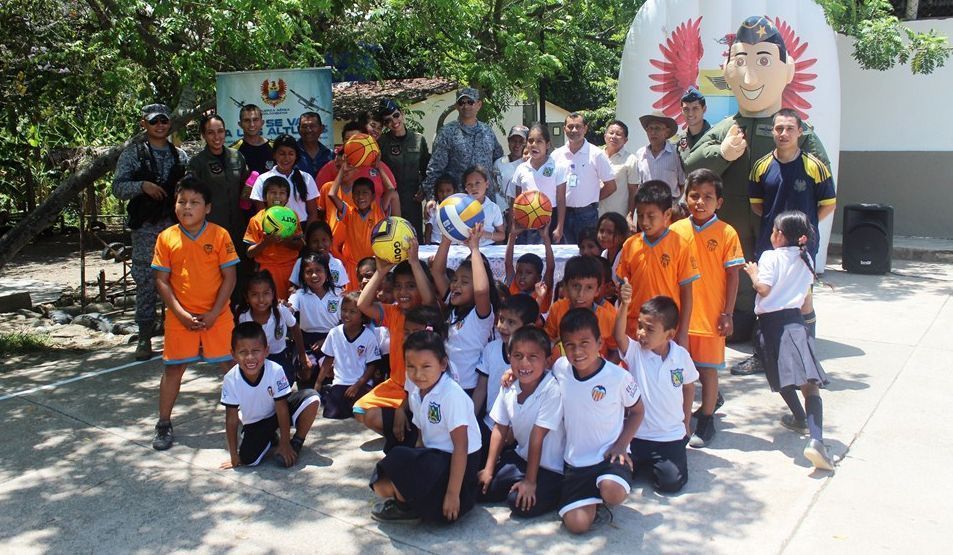 200 niños de Ortega fueron beneficiados gracias al 'Plan Corazón Amigo' de la Fuerza Aérea Colombiana