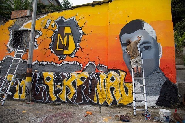 Gestores de paz pintan mural artístico en el barrio Independiente