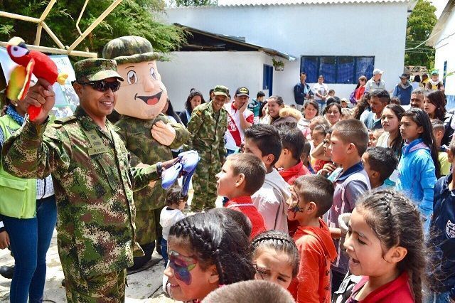 Jornada cívico-militar en Santa Helena (Tol)