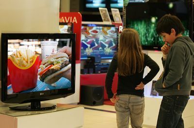Proyecto de ley busca frenar publicidad de alimentos nocivos para niños
