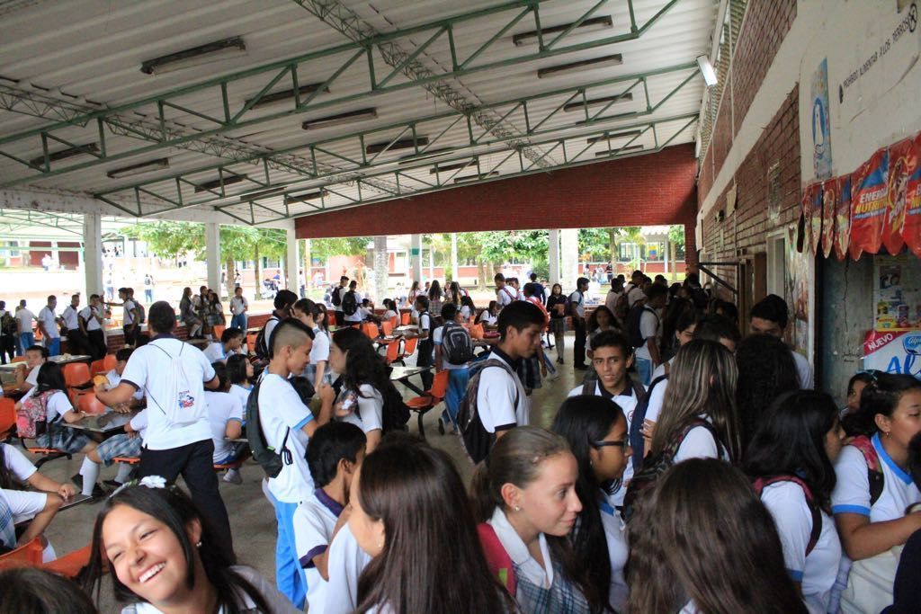 819 estudiantes del INEM reciben almuerzos escolares