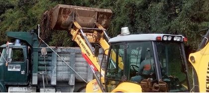 Caída de roca en la Línea arrastró una turbo y un camión pequeño