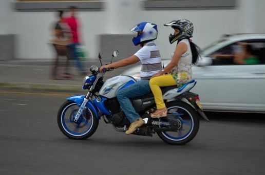 Restringen circulación de motocicletas con parrillero hombre mayor de 14 años