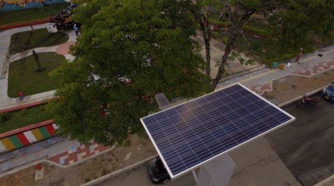 Continúa instalación de luminarias LED y paneles solares en El Sillón