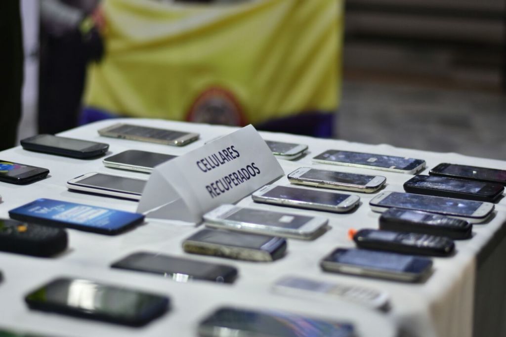Sellan 6 establecimientos dedicados a la venta ilegal de celulares