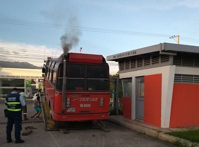 Inmovilizan 7 busetas por altos niveles de contaminación en Ibagué