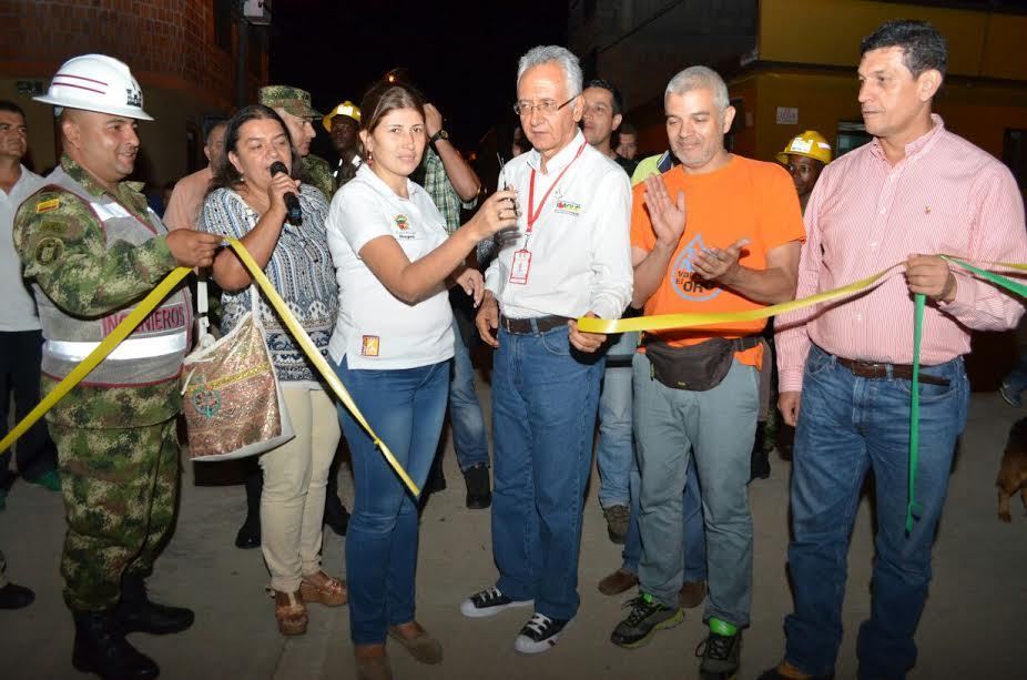 Alcaldía y Ejército pavimentaron vía en barrio Ricaurte