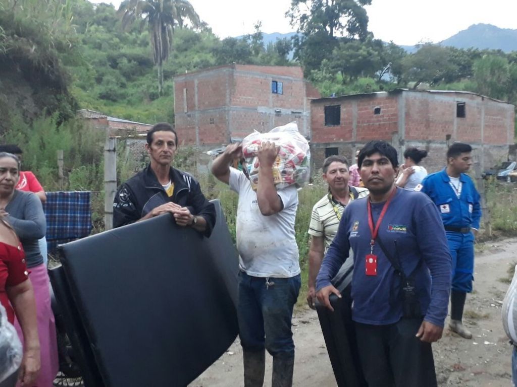 Entregan ayudas humanitarias a familias afectadas por lluvias