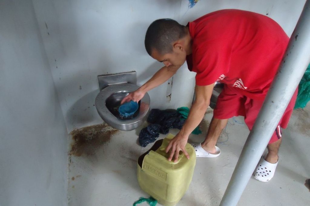 Internos de Picaleña deben recoger el agua de los inodoros para su uso personal