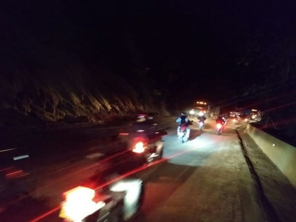 Habilitan paso vehicular en vía entre Ibagué y Cajamarca