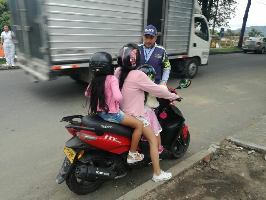 Sancionan 68 motociclistas que transitaban con sobrecupo