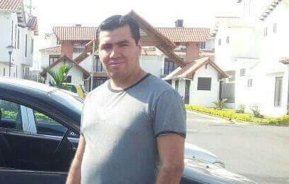 Organismos de socorro buscan a hombre que cayó con su auto a aguas del rio Bermellón