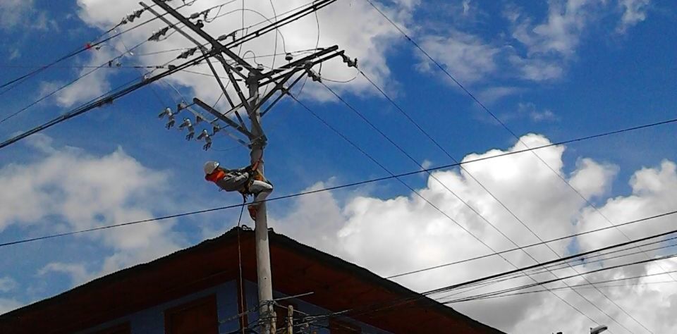 Hombre recibió una fuerte descarga cuando arreglaba un poste en Cajamarca
