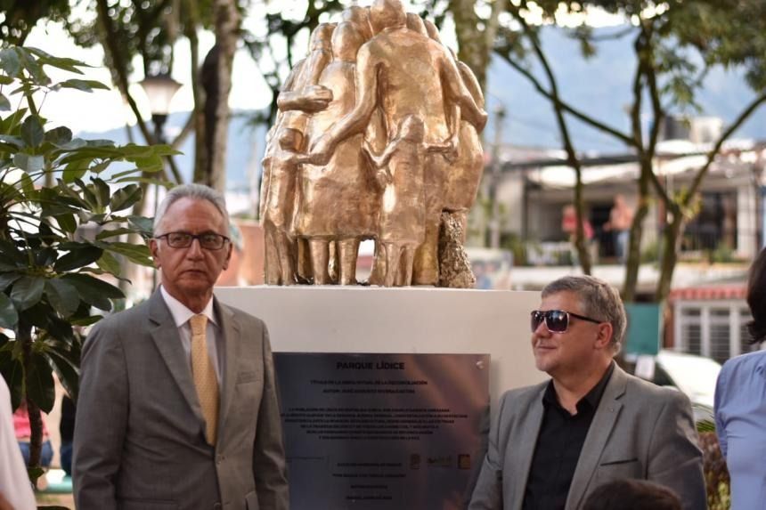La escultura que rinde homenaje a las víctimas de masacre en República Checa