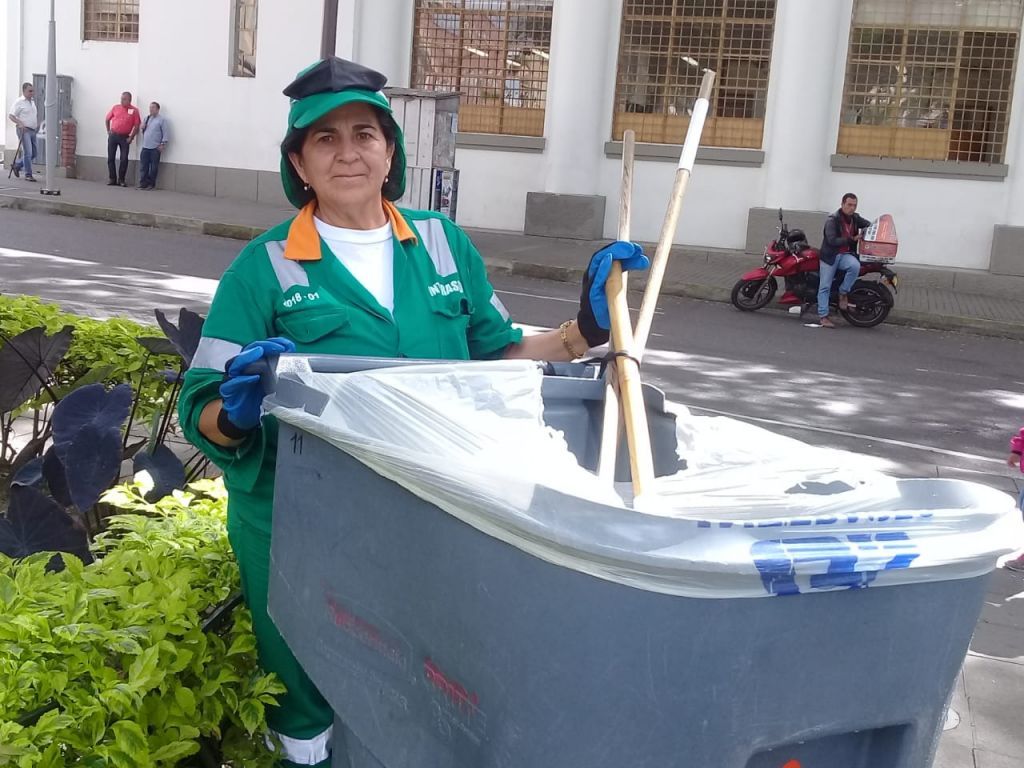 María Cecilia, una escobita que embellece a Ibagué