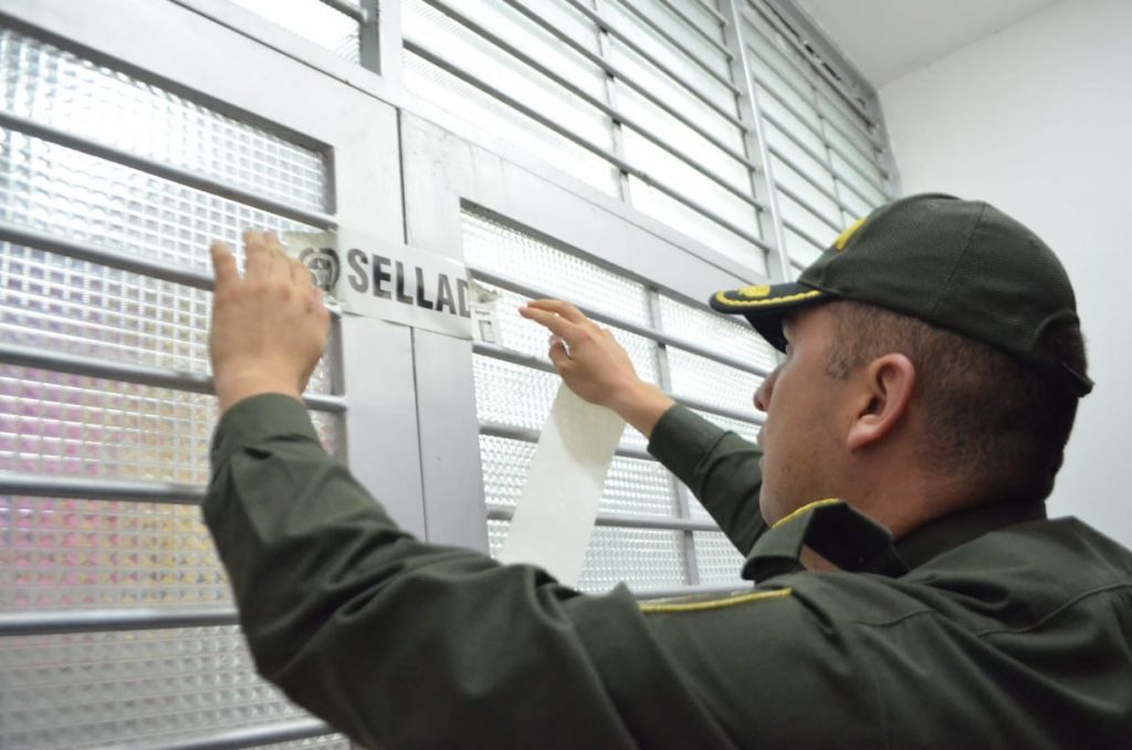 Sellan 2 establecimientos comerciales por invadir el espacio público