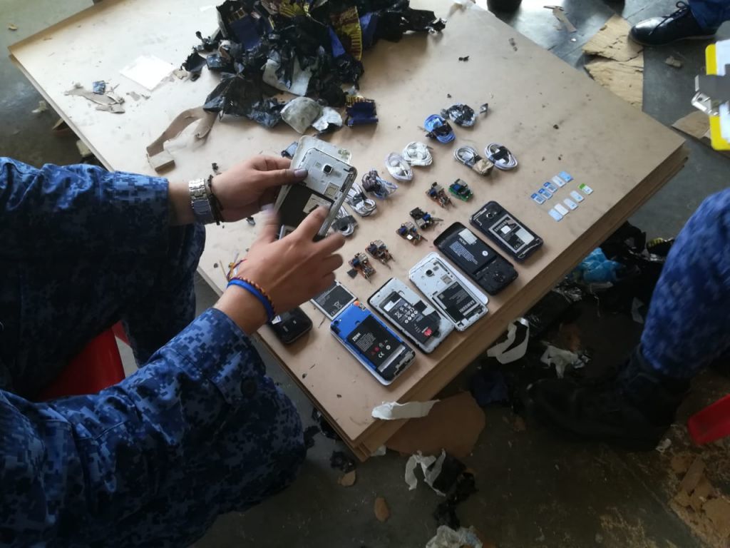 Mujer que intentaba ingresar a la cárcel fue descubierta con celulares