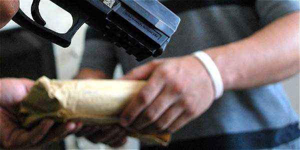 Cárcel a hombre que presuntamente amenazó , extorsionó y acosó a su pareja
