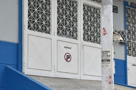 Sancionada empresa con 33 millones por pegar publicidad ilegal en postes y canecas