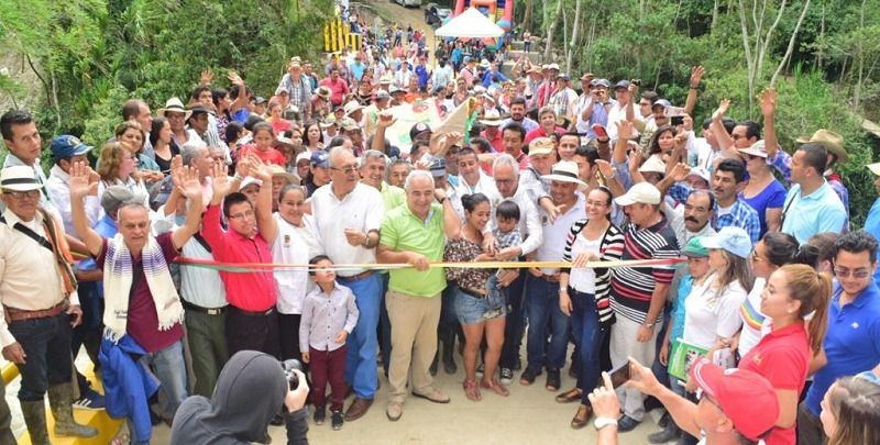 Alcaldía entregó puente en la vereda El Porvenir