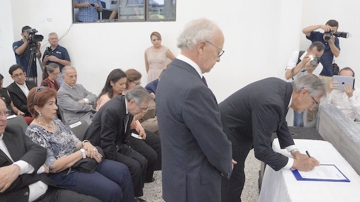 El rector César Vallejo Mejía firmó su compromiso con Unibagué