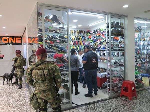Autoridades allanaron locales comerciales del centro e incautaron mercancía por 200 millones de pesos