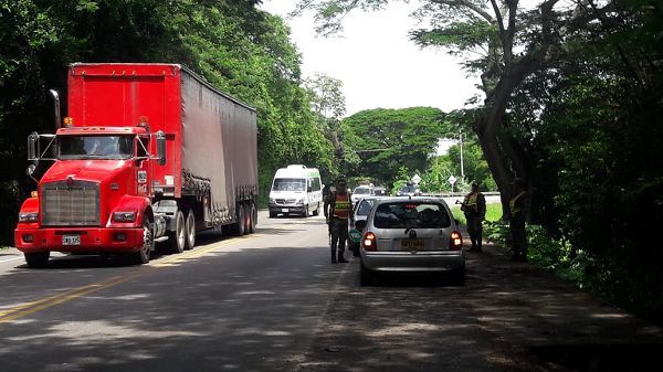 Se desarrolla paro de camioneros rechazando permanentes alzas en combustibles