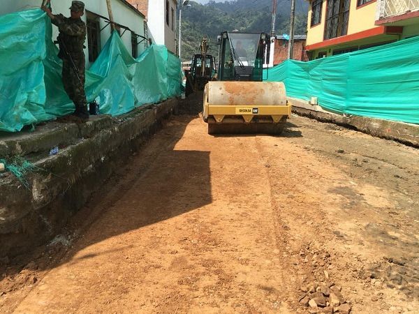 Avanza construcción de vías en 10 barrios de Ibagué
