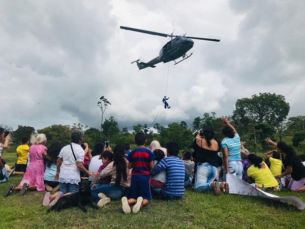 Como caído del cielo, llegó el Papá Noel de la Fuerza Aérea a Villarrica Tolima