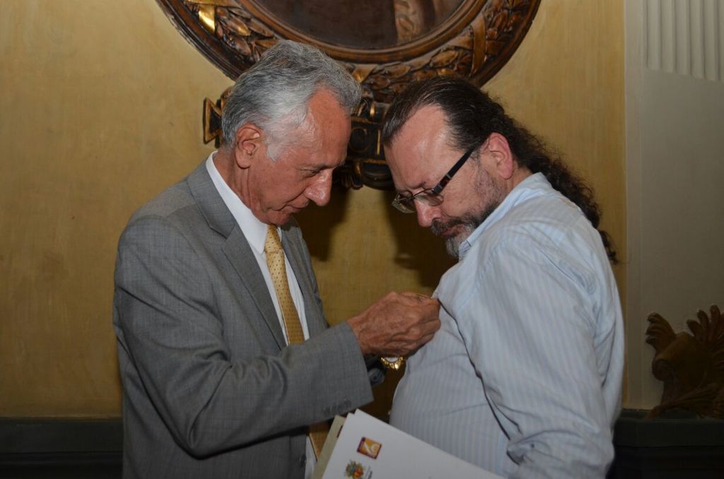 Condecorado William Ospina con la orden Ciudad de Ibagué