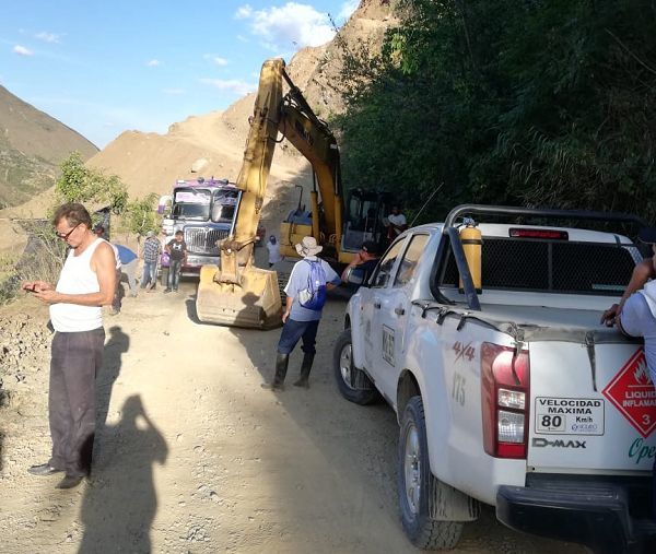 Crisis en Roncesvalles por retiro de maquinaria  trabajaba en la vía a Playarrica