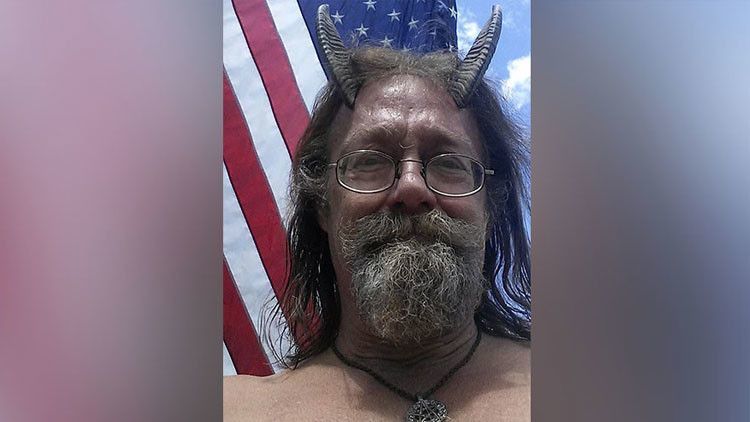 Sacerdote pagano consigue lucir cuernos en su foto del carné de conducir