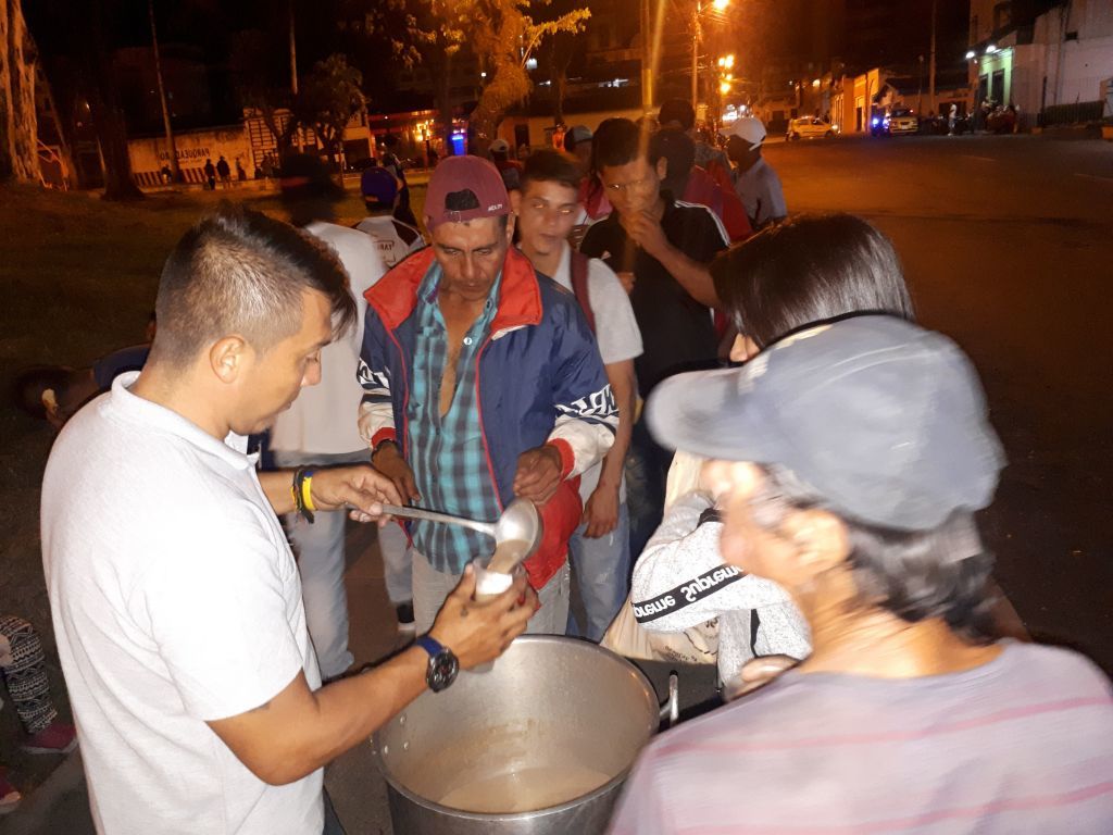 Pan y chocolate para habitantes de calle, la obra social de Max Cruz