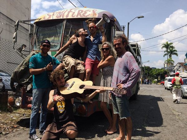 Recorriendo Latinoamérica en su casa-bus, extranjeros llegan a Ibagué para promocionar su música