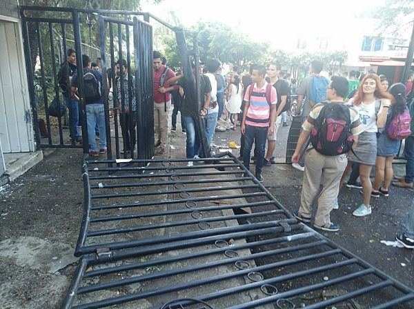 El tropel de los encapuchados del JM-19, en la UT, fue recordando aniversario de su reestructuración.