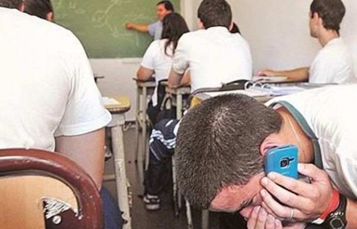 Proyecto de ley busca restringir ingreso de celular en los colegios