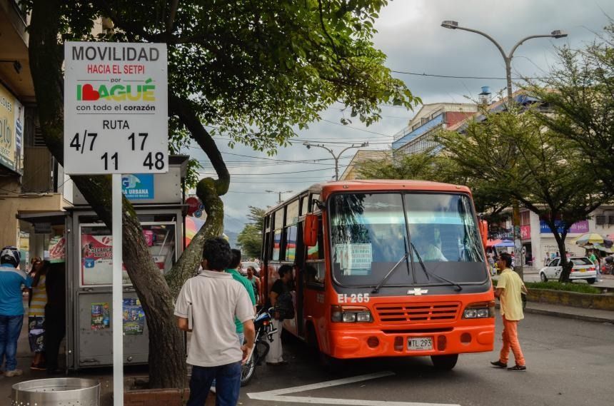 Conductores pasan de la buseta a la ‘bici’
