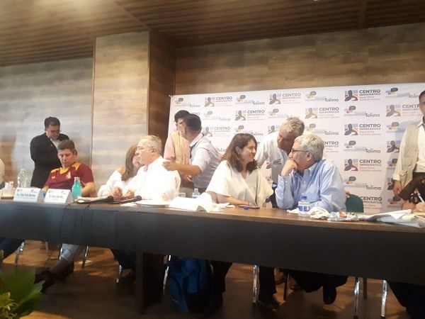 Uribe le deja la 'papa caliente' del aval a sus candidatos en el Tolima