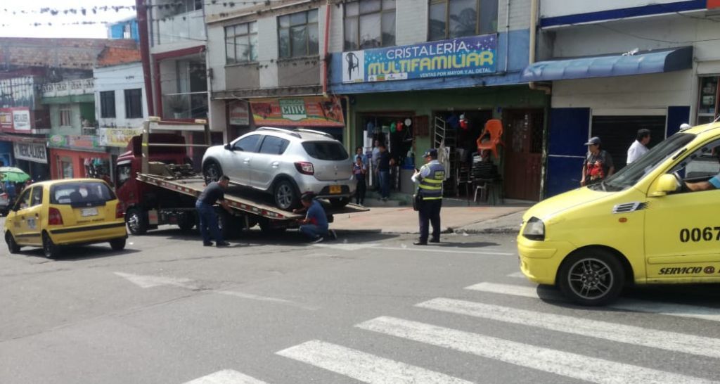 Van 19 conductores sancionados por obstaculizar las vías de la plaza de la 21