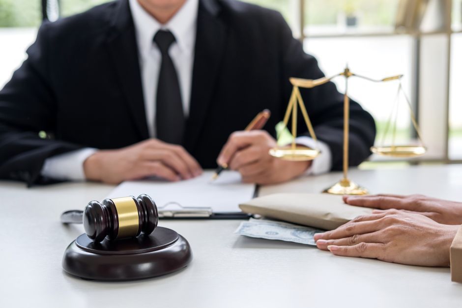 Abogados suspendidos por malos procedimientos en el ejercicio de su profesión