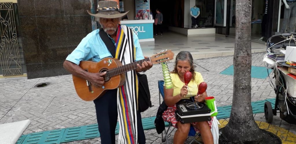 Jorge Eliécer y Flor, artistas callejeros del otro lado del Festival de la Música Colombiana