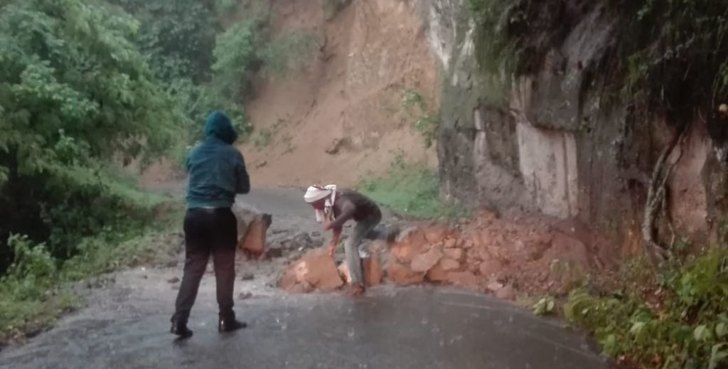 Cerrada parcialmente La Variante en Melgar por deslizamientos de tierra
