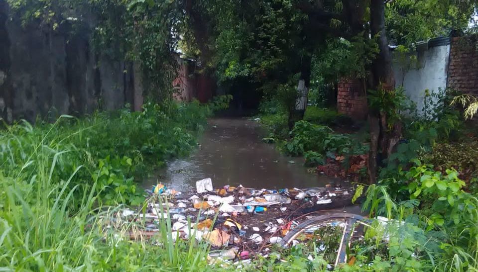 Ocho  barrios resultaron inundados por  taponamiento de alcantarillado en Flandes