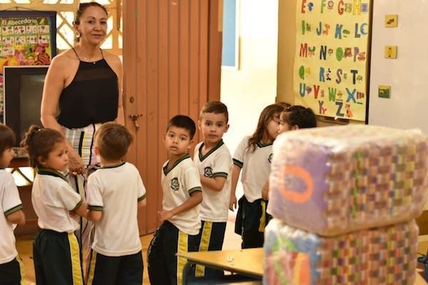 Se destinaron $1.823 millones para comprar mobiliario de colegios de Jornada Única