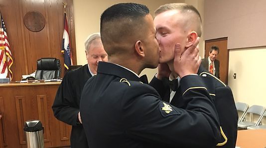 33,6 billones para castigar un beso entre hombres gay