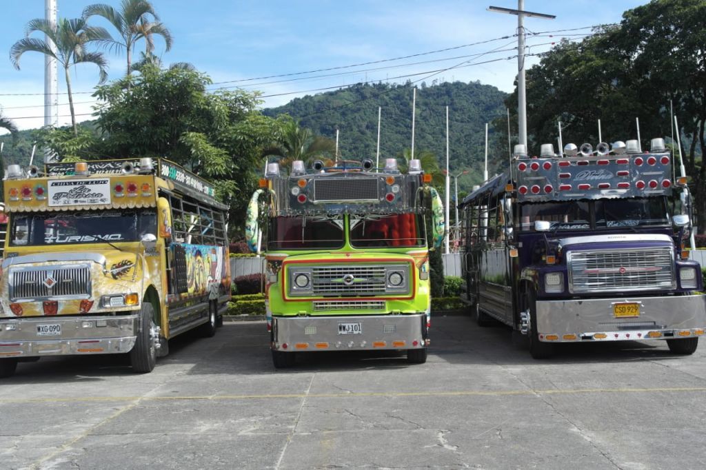 Las “chivas” de Ibagué en revisiones previas al Día de la Madre