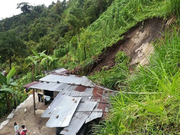 Organismos de socorro continúan atendiendo emergencias por deslizamientos de tierra en Ibagué