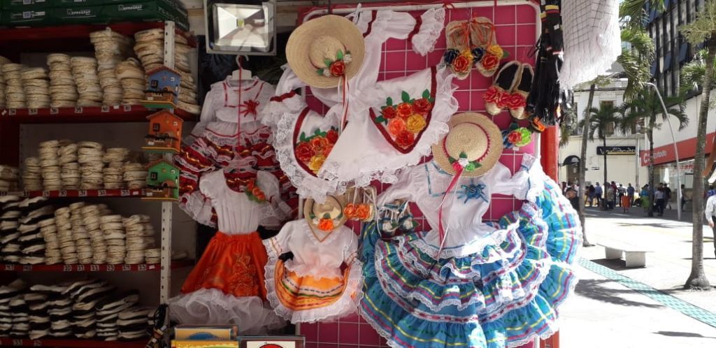 Ibaguereños alistan los trajes típicos para sus niños en esta nueva versión del Folclor